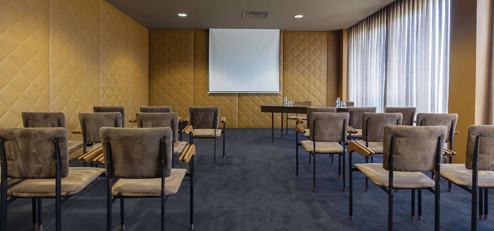 Sala de eventos do Hotel de Guimarães preparada para encontros