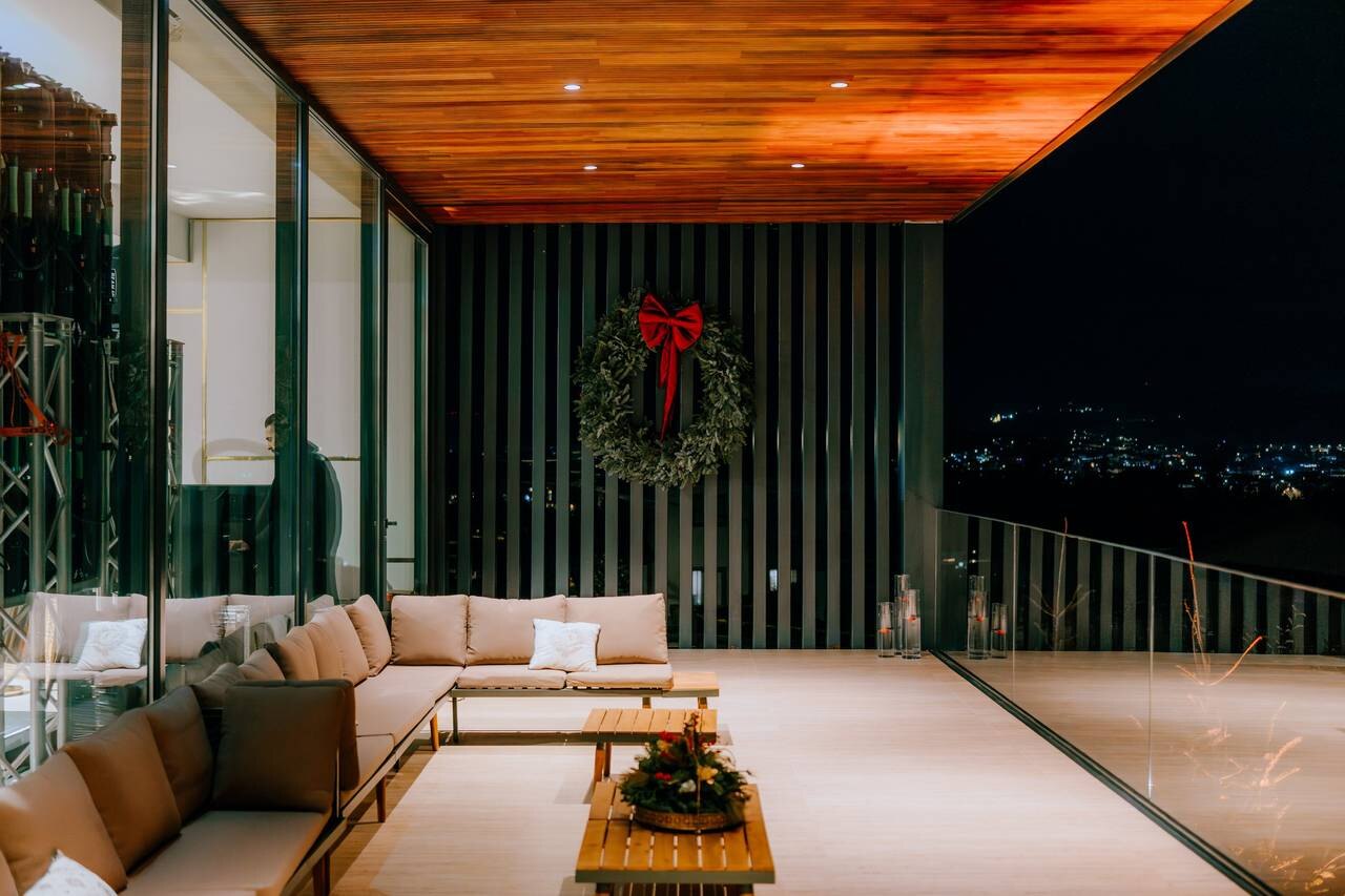 Terraço iluminado da Quinta do Brasão à noite